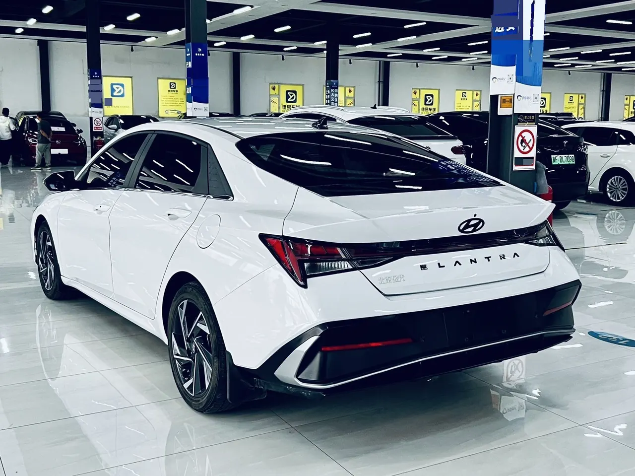 Hyundai 2023 Elantra -3-compartment 1.5 stepless LUX premium automatic gear 9
