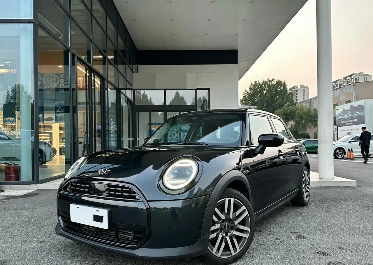 MINI Mini 5-Door (Imported) 2025 Mini Cooper 1.5T Classic Auto - View 1