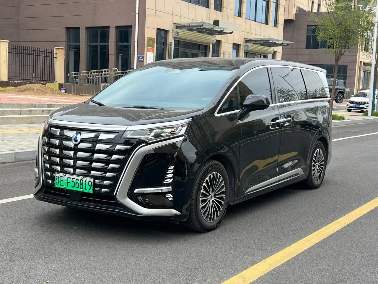 打开图片灯箱:Denza 2022 Denza D9 DM-i 1.5T Stepless 970 Four-wheel Drive Honorable Automatic Gear