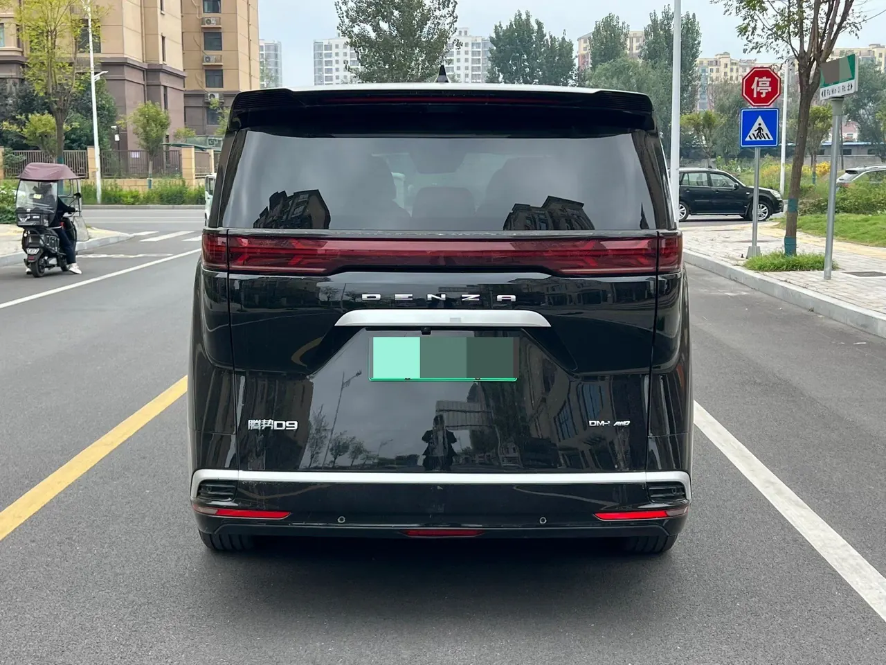 Denza 2022 Denza D9 DM-i 1.5T Stepless 970 Four-wheel Drive Honorable Automatic Gear 6