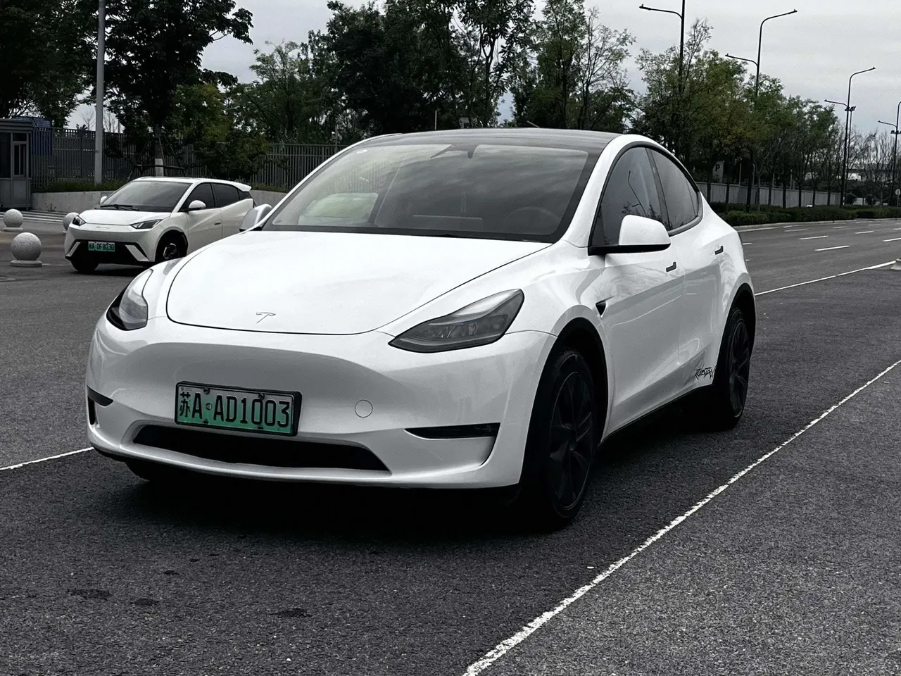 Open image lightbox: Tesla 2024 Model Y long endurance all-wheel drive version automatic transmission