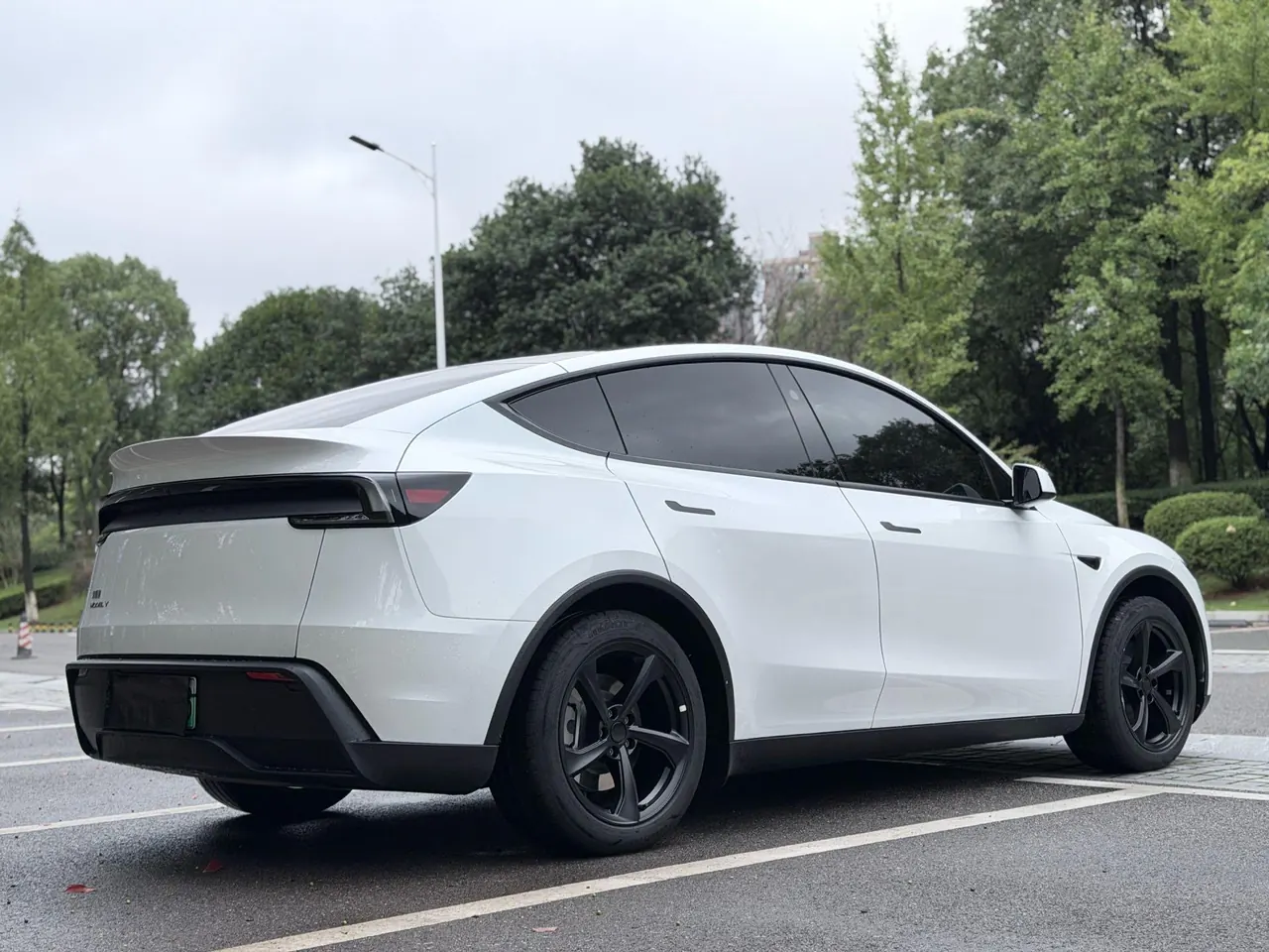 Tesla 2026 Model Y Rear-Wheel-Drive Automatic 3