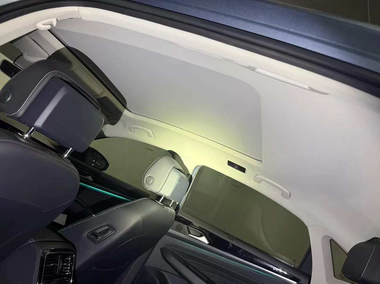 Open image lightbox: Volkswagen 2022 Passat 2.0TSI 330TSI Star Deluxe Edition Automatic Transmission