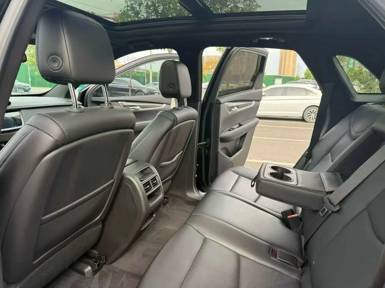 Cadillac 2022 XT5 48V 2.0T 4-wheel drive luxury (hummingbird version) automatic gear 3