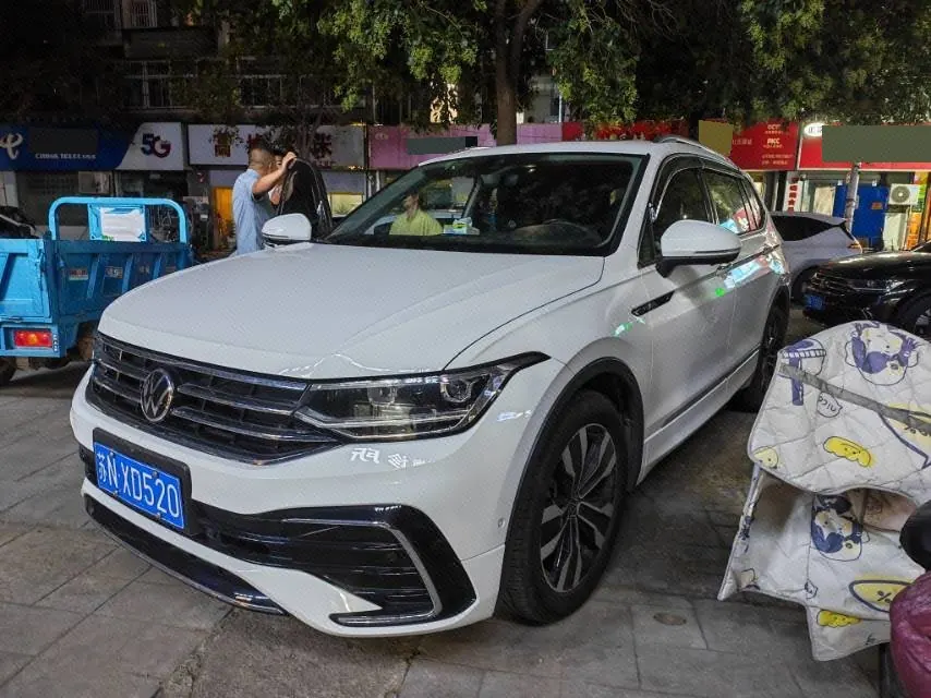 Open image lightbox: Volkswagen 2022 Tiguan L R-Line 2.0TSI 330TSI Two-Drive R-Line Overdrive Automatic Gear