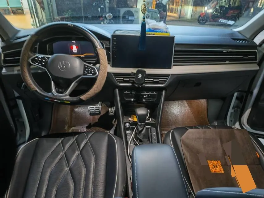 Volkswagen 2022 Tiguan L R-Line 2.0TSI 330TSI Two-Drive R-Line Overdrive Automatic Gear 4