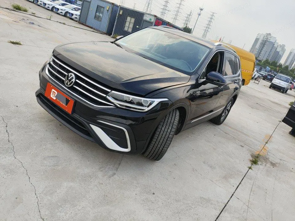 Open image lightbox: Volkswagen 2022 Tiguan L 2.0TSI 330TSI Two-Drive Smart Edition Automatic Gear