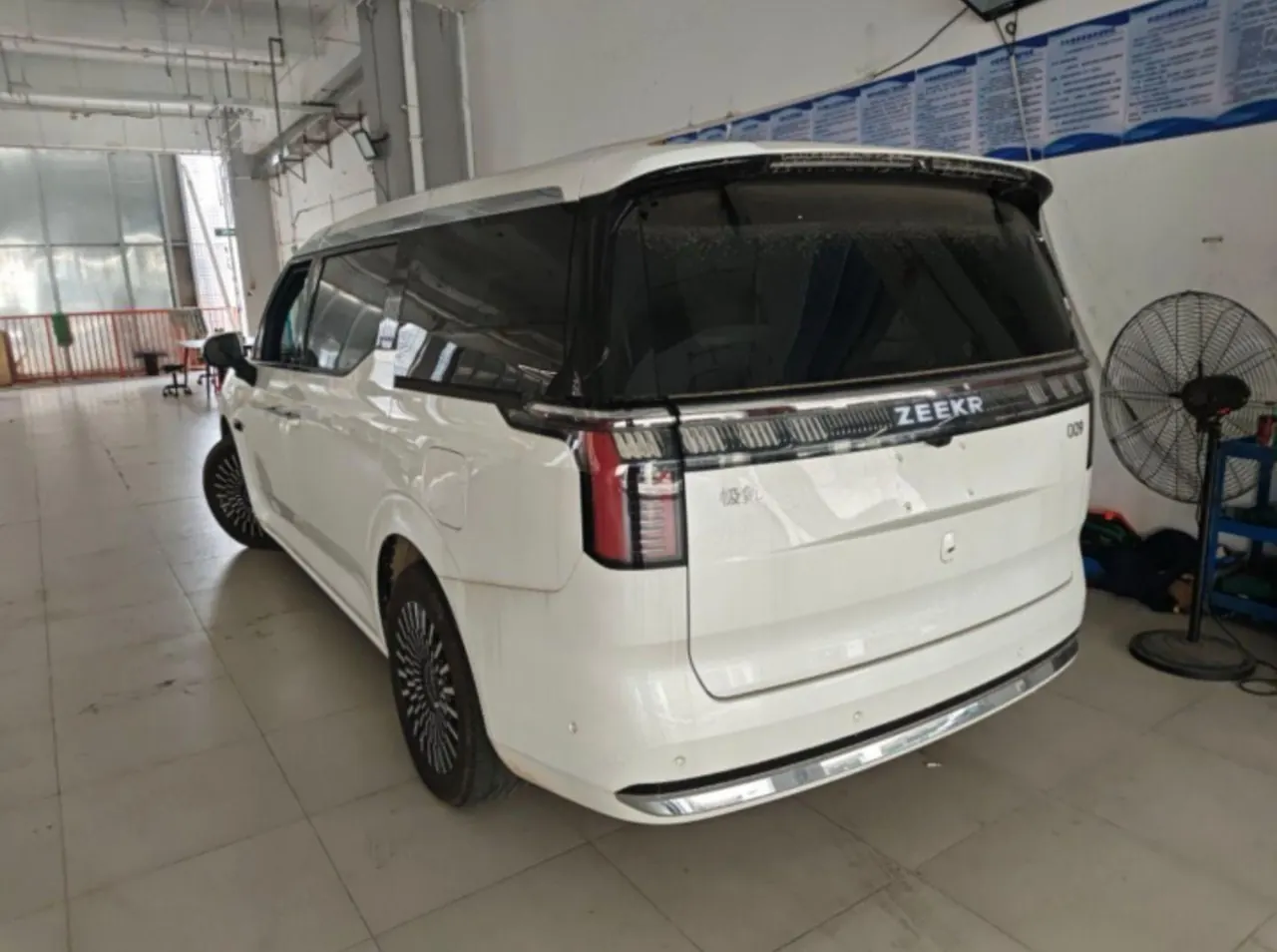 Zeekr 2024 Zeekr 009 six-seat executive version four-wheel drive 108kWh automatic gear 2