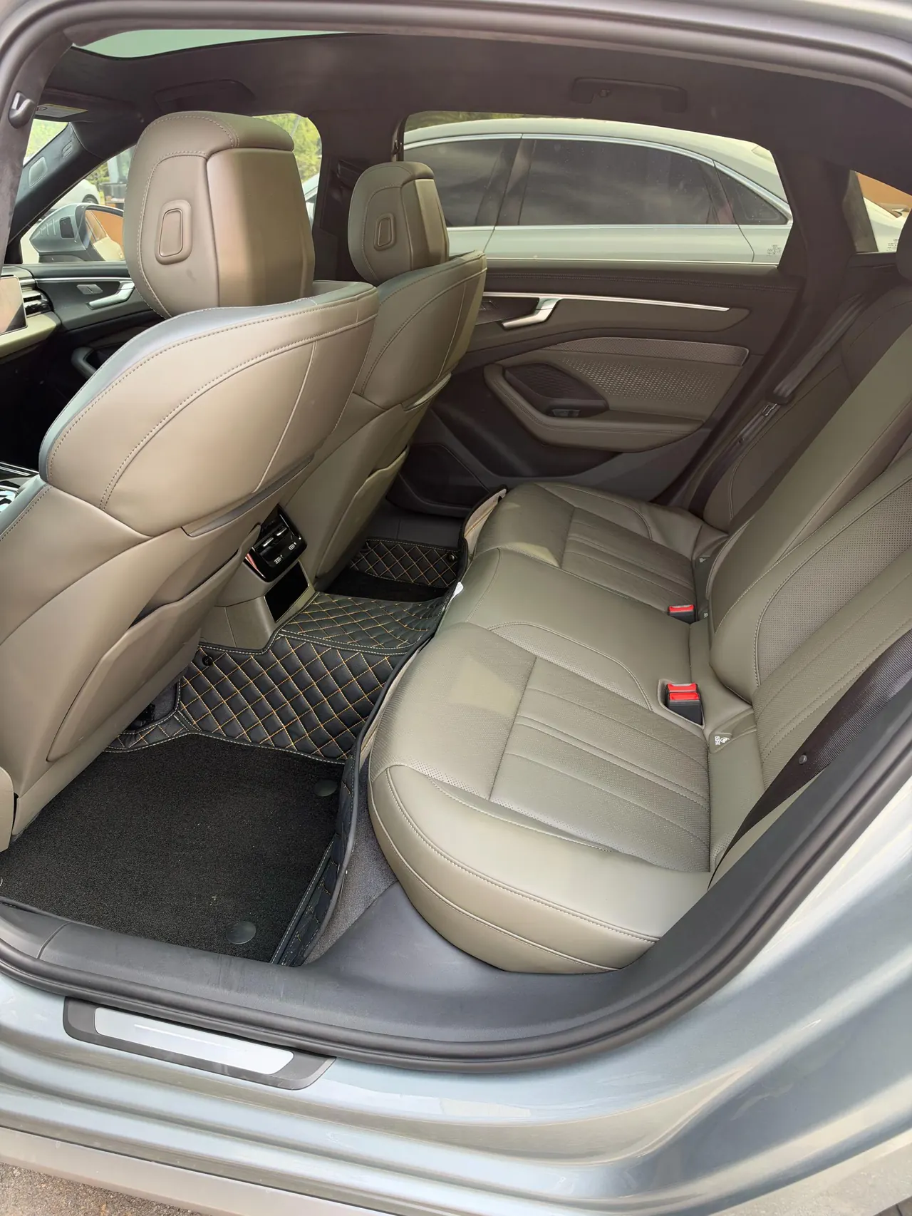 Audi 2026 A6L 2.0T Quattro Enjoy Elegant Automatic Gear 3