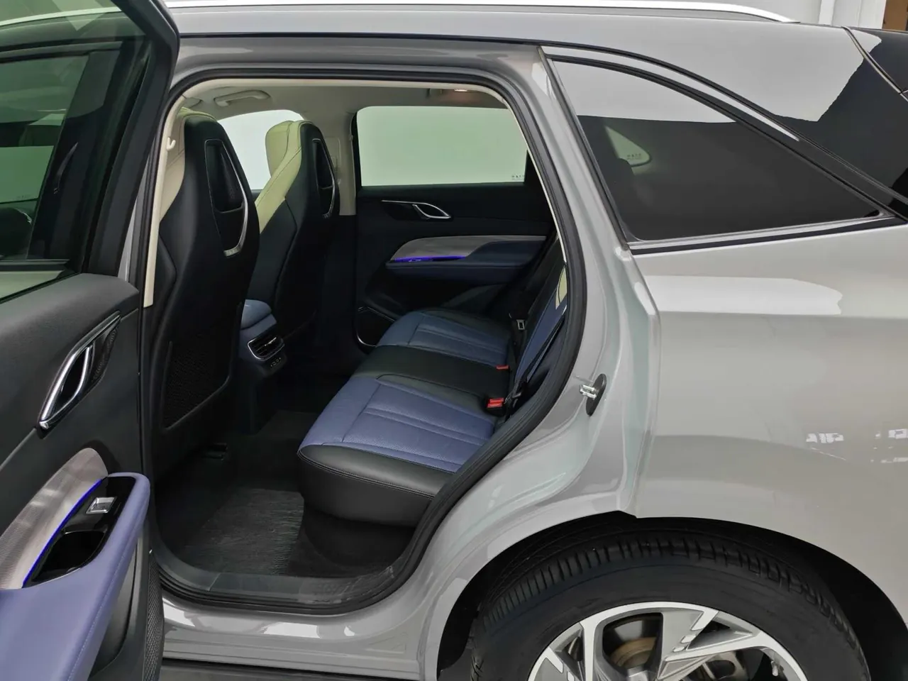 HongQi 2023 HS3 2.0T 4-wheel drive has a version of automatic gear 4