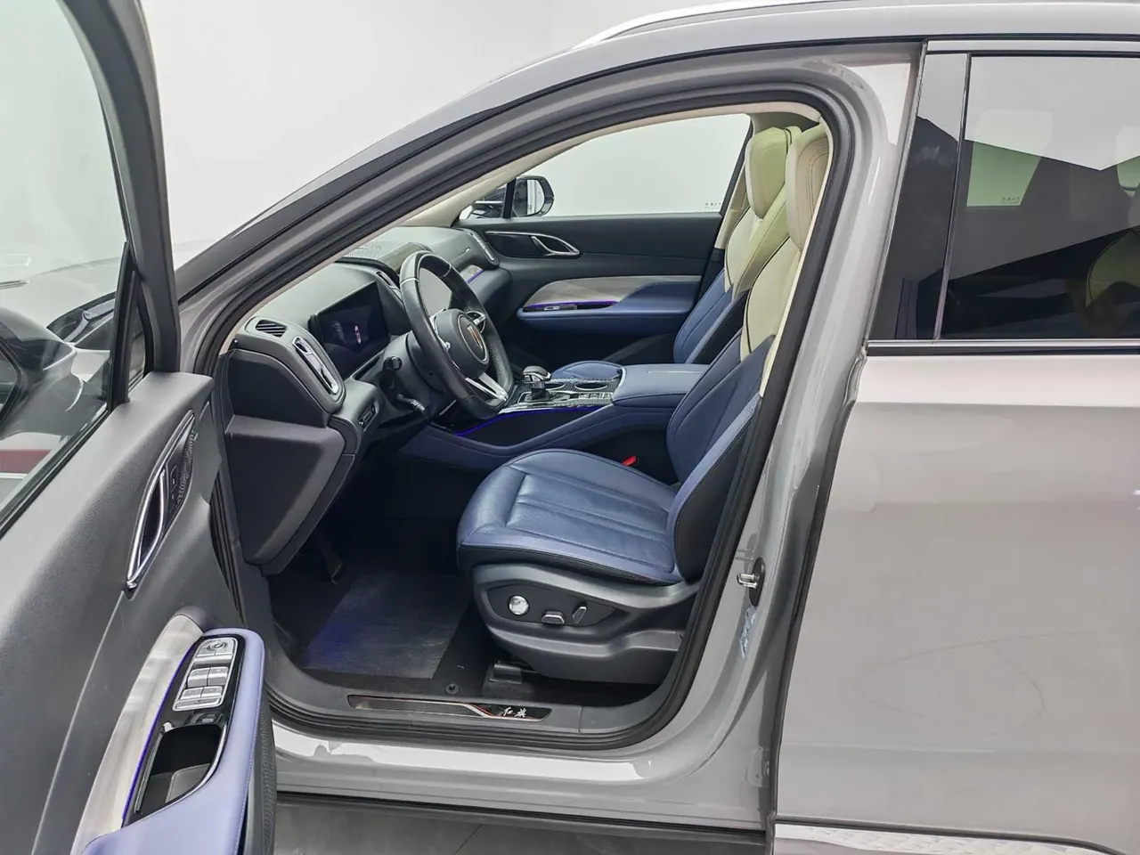 HongQi 2023 HS3 2.0T 4-wheel drive has a version of automatic gear 5