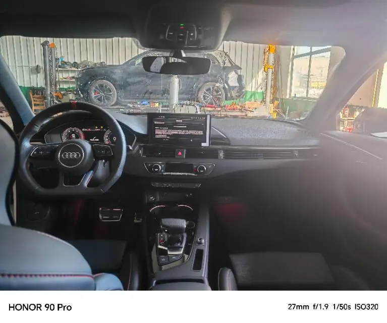 Audi 2025 A4L 2.0TFSI 40TFSI 2 million‑vehicle celebration edition, luxury sporty model, automatic transmission 3