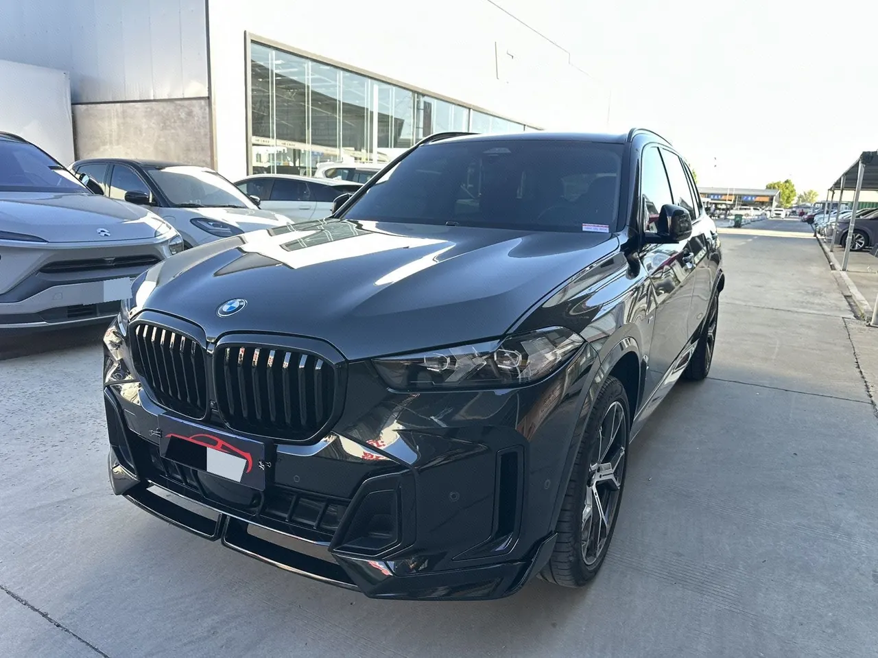 Открыть галерею: BMW 2025 X5 xDrive30Li 48V 2.0T exclusive m sports obsidian night suit automatic gear