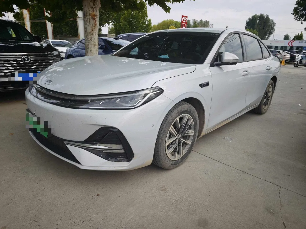 打开图片灯箱:Geely Galaxy 2025 A7 EM-i 1.5 70km sailing version of automatic gear