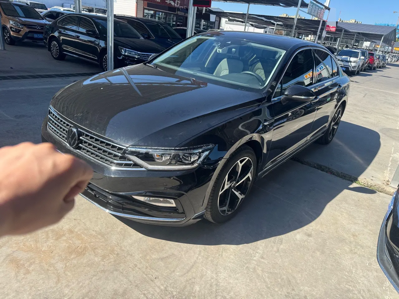 打开图片灯箱:Volkswagen 2023 Magotan 2.0TSI 330TSI 2 million Commemorative Luxury Automatic Gear
