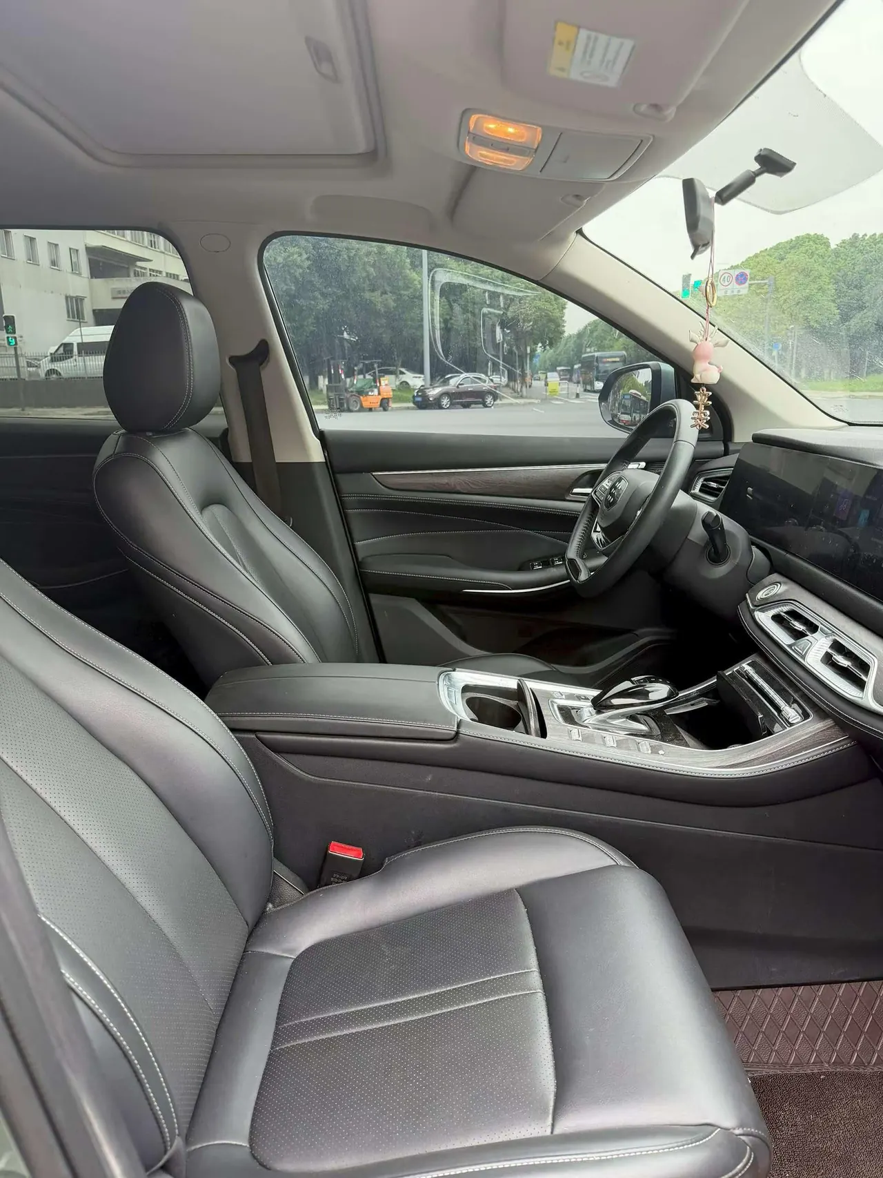 LanDian 2023 LanDian E5 1.5 stepless DE-i 100KM exclusive 7-seat automatic gear 4