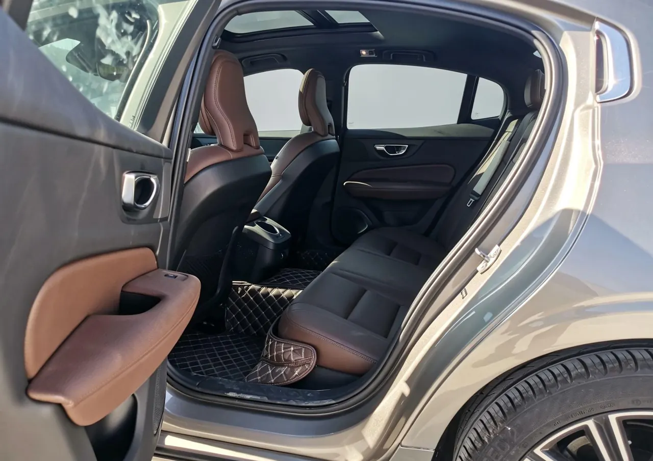 Volvo 2020 S60 2.0T T4 Zhiyuan Deluxe Edition Automatic Gear 4