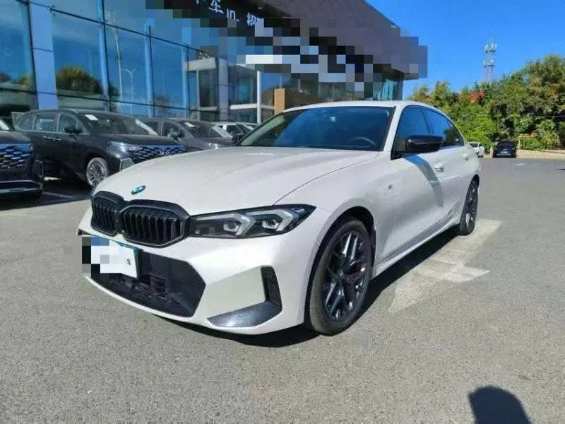 打开图片灯箱:BMW 3 Series 2025 model 330i 2.0T M Sport Night Edition with automatic transmission