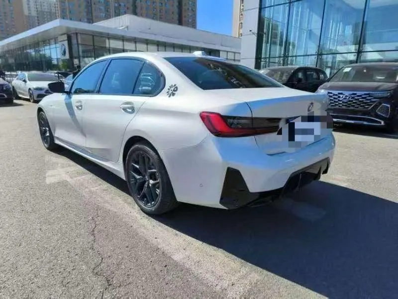 BMW 3 Series 2025 model 330i 2.0T M Sport Night Edition with automatic transmission 3