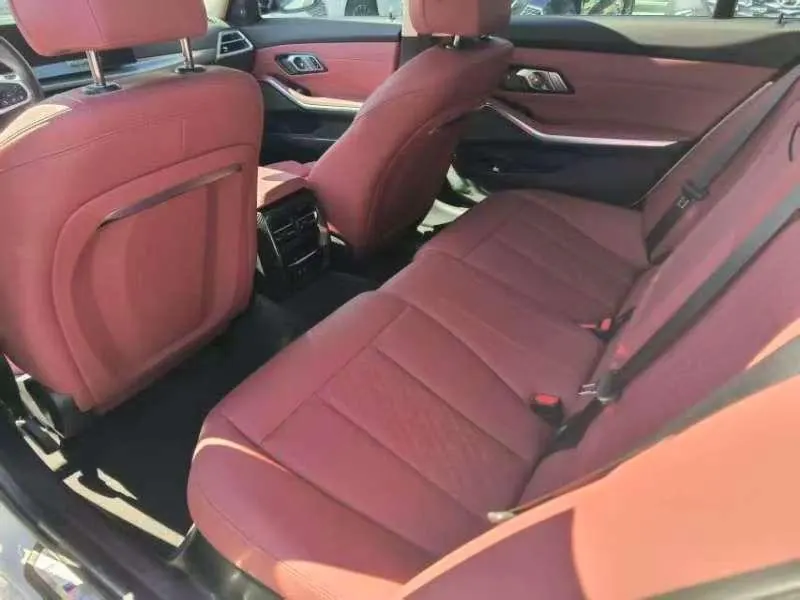 BMW 3 Series 2025 model 330i 2.0T M Sport Night Edition with automatic transmission 5