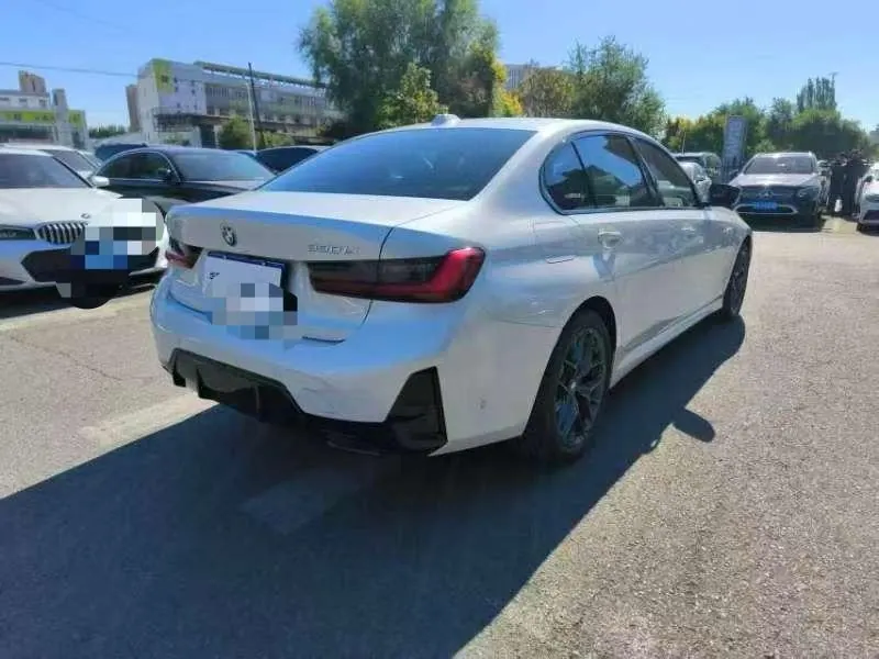 BMW 3 Series 2025 model 330i 2.0T M Sport Night Edition with automatic transmission 6