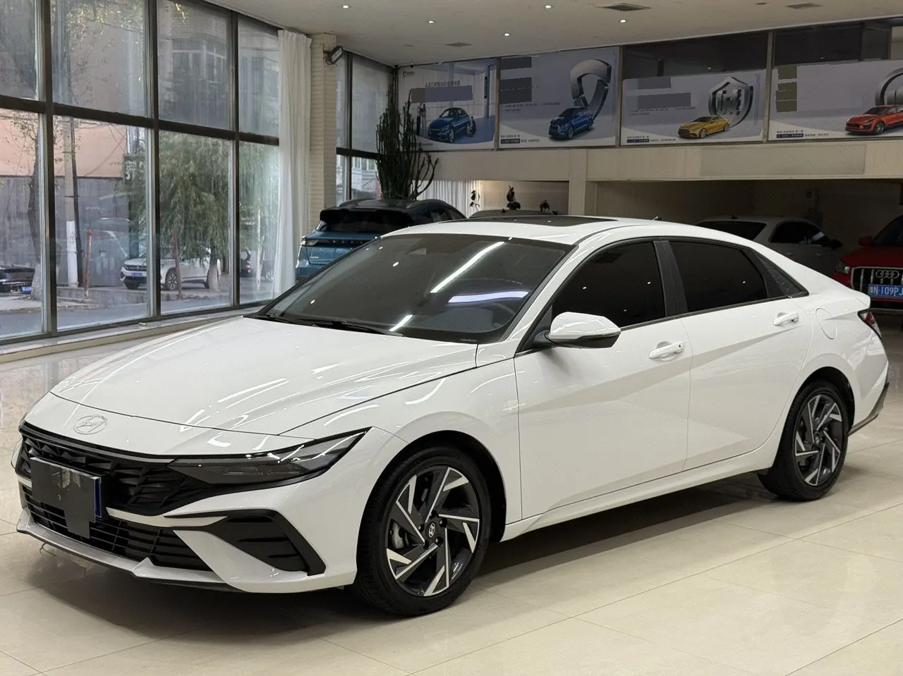 打开图片灯箱:Hyundai 2023 Elantra -3-compartment 1.5 stepless LUX premium automatic gear