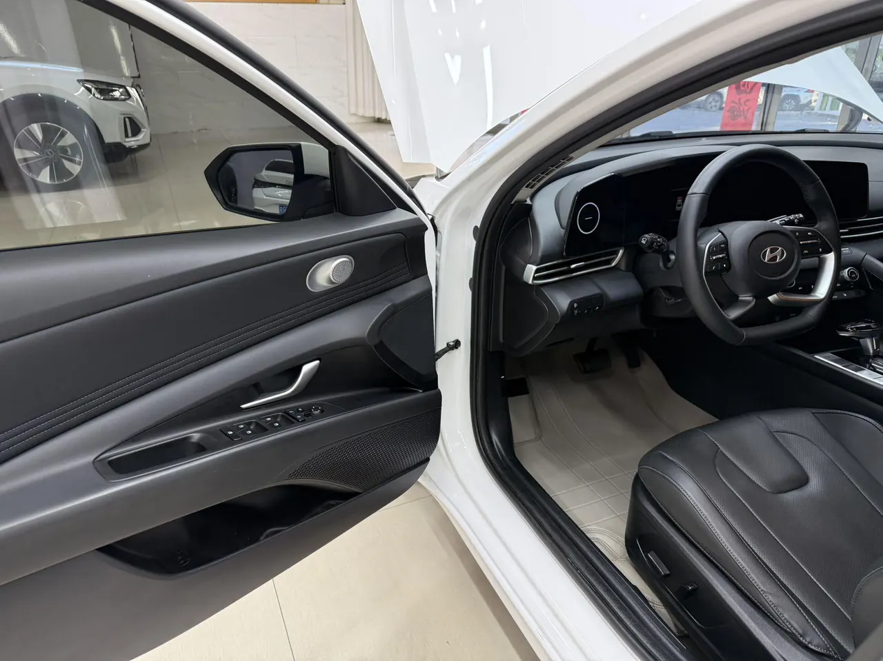 Hyundai 2023 Elantra -3-compartment 1.5 stepless LUX premium automatic gear 8