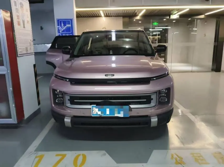 Geely 2023 icon 1.5TD chocolate alcohol version automatic gear 2