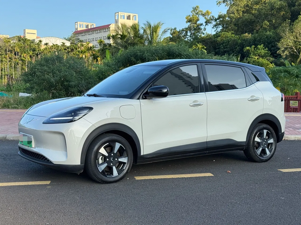 Открыть галерею: WuLing 2024 Plantronics PLUS 330km Five-seat Edition Automatic Gear
