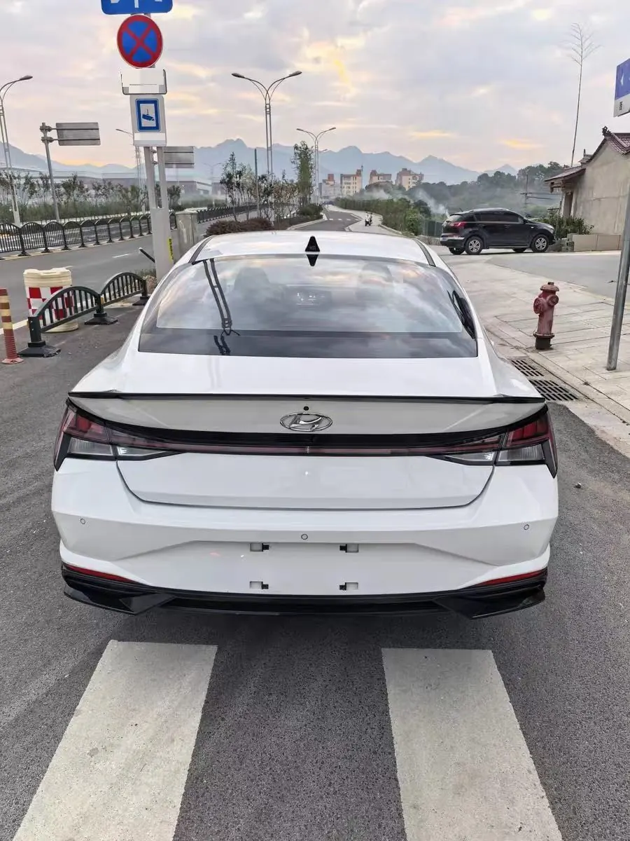 Hyundai 2023 Elantra -3-compartment 1.5 stepless LUX premium automatic gear 4