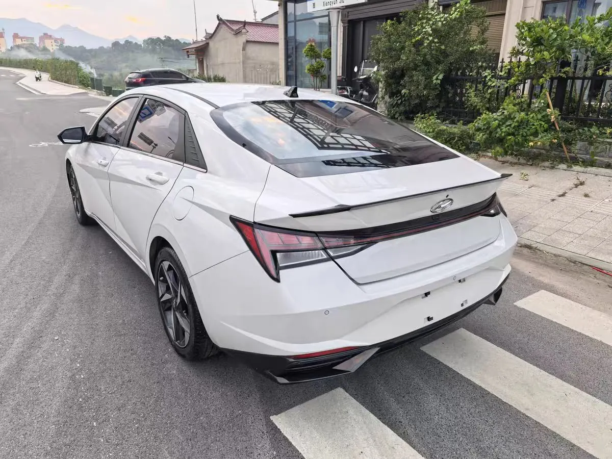 Hyundai 2023 Elantra -3-compartment 1.5 stepless LUX premium automatic gear 5