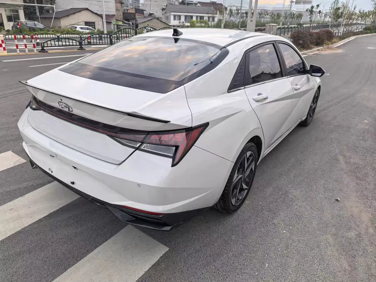 Hyundai 2023 Elantra -3-compartment 1.5 stepless LUX premium automatic gear 6