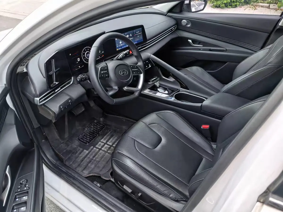 Hyundai 2023 Elantra -3-compartment 1.5 stepless LUX premium automatic gear 7