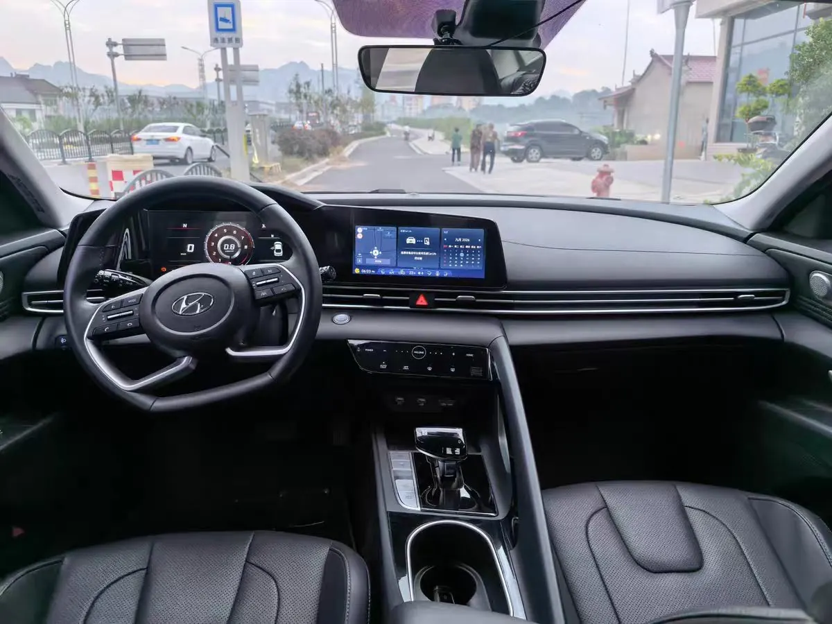 Hyundai 2023 Elantra -3-compartment 1.5 stepless LUX premium automatic gear 8