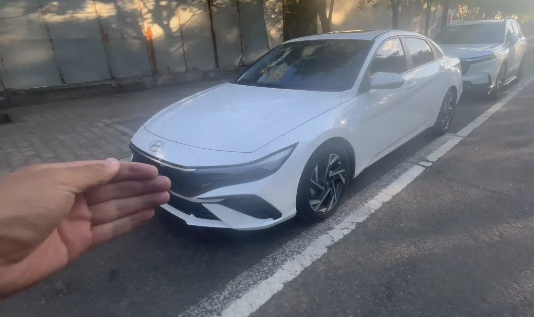 打开图片灯箱:Hyundai 2023 Elantra -3-compartment 1.5 stepless LUX premium automatic gear