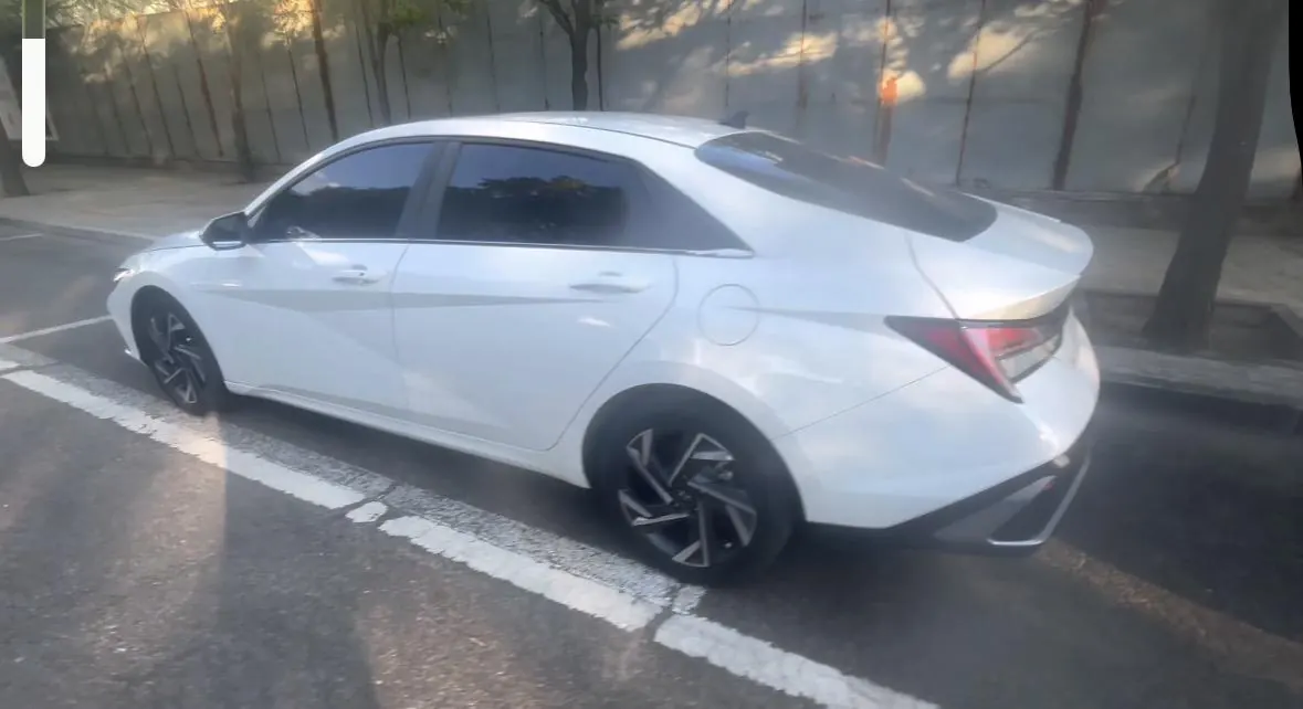 Hyundai 2023 Elantra -3-compartment 1.5 stepless LUX premium automatic gear 4