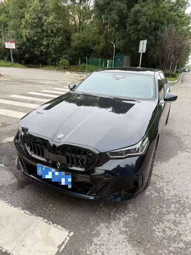 Открыть галерею: BMW 5 Series 2024 model 530Li 48V 2.0T Leading Edition M Sport Package Automatic