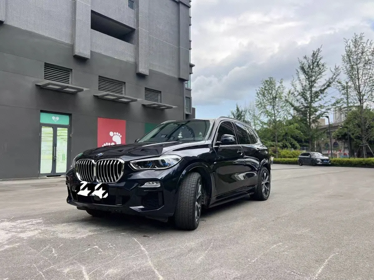 Открыть галерею: BMW 2023 X5 xDrive30Li 48V 2.0T exclusive m sports obsidian night suit automatic gear