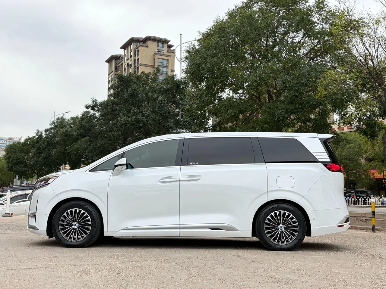 Denza 2022 Denza D9 DM-i 1.5T stepless 970 four-wheel drive flagship automatic gear 3