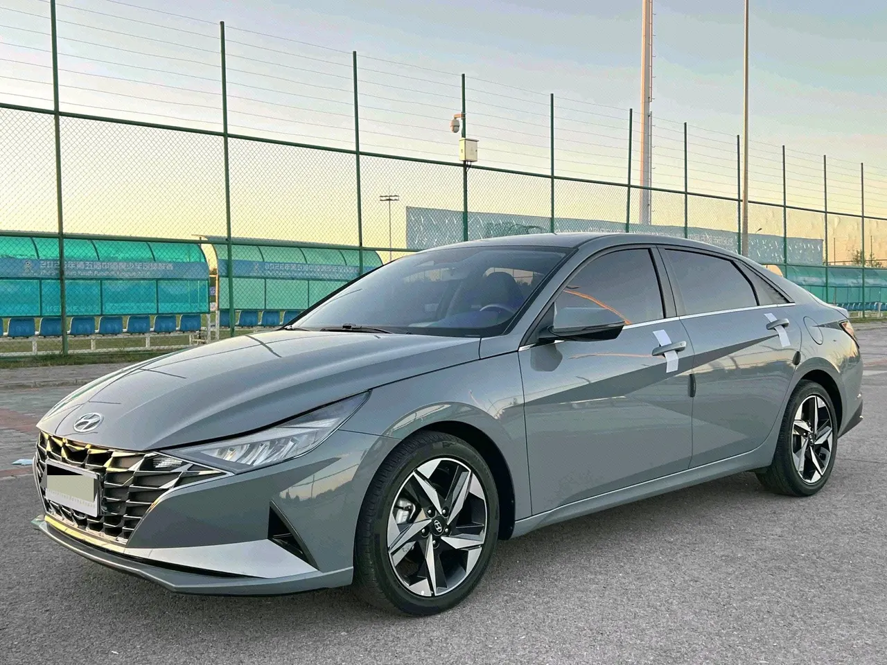 Открыть галерею: Hyundai 2022 Elantra -3-compartment 1.5 stepless LUX premium automatic gear