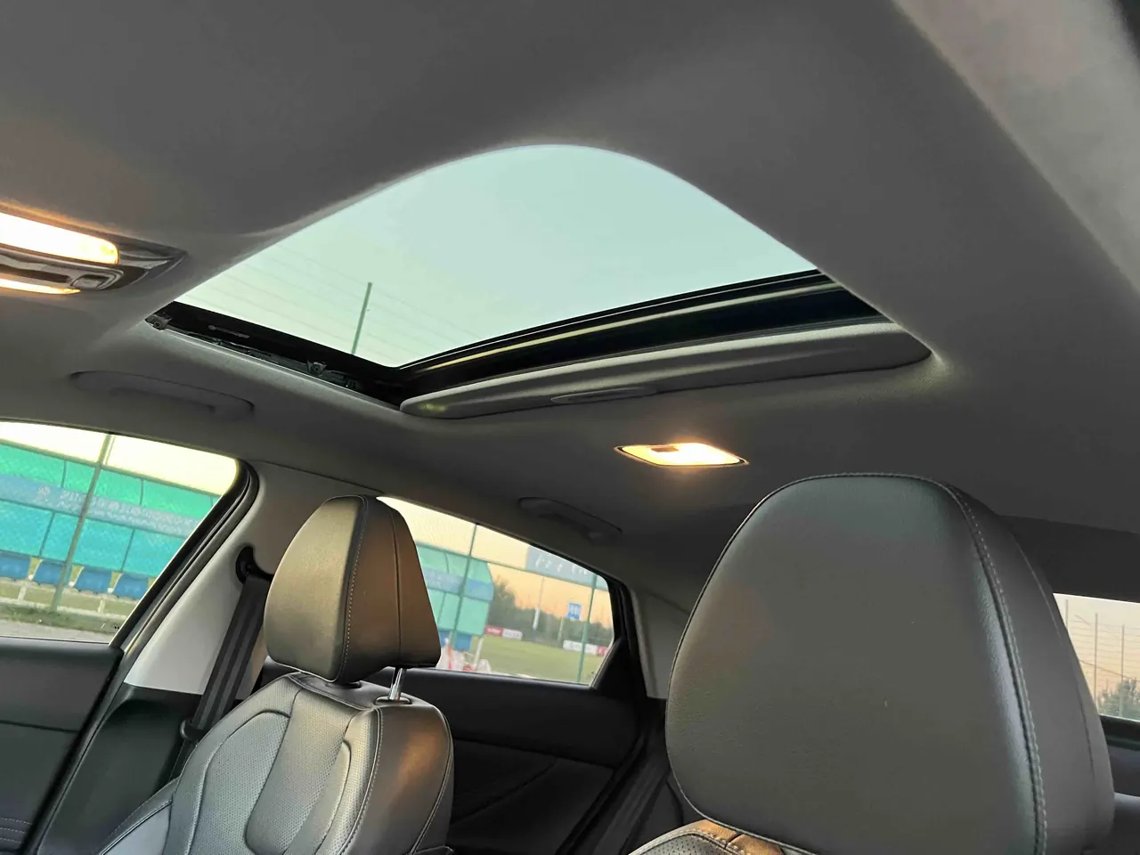 Hyundai 2022 Elantra -3-compartment 1.5 stepless LUX premium automatic gear 10