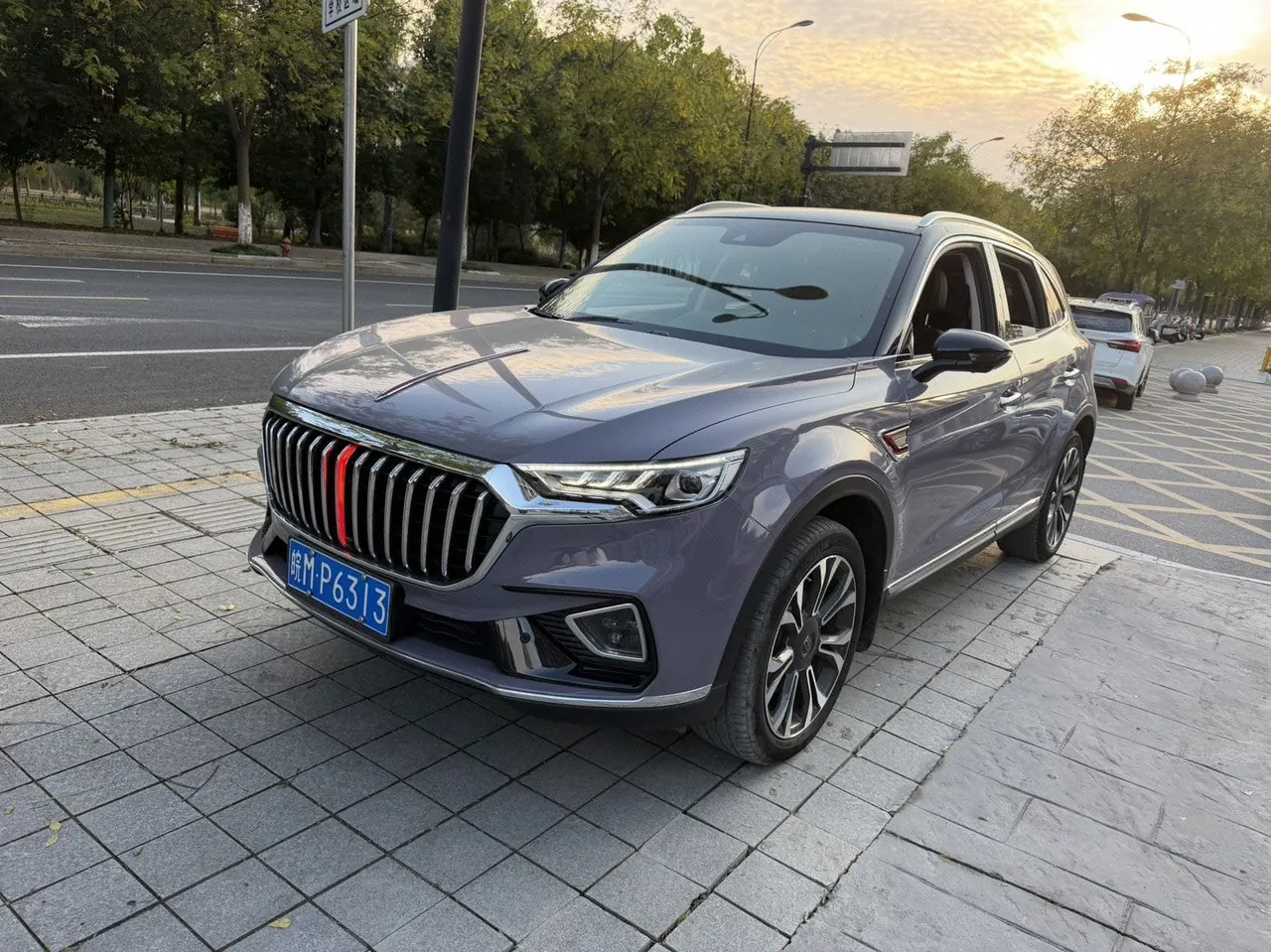 打开图片灯箱:HongQi 2022 HS5 2.0T 4-wheel drive smart flag-sharing version automatic gear