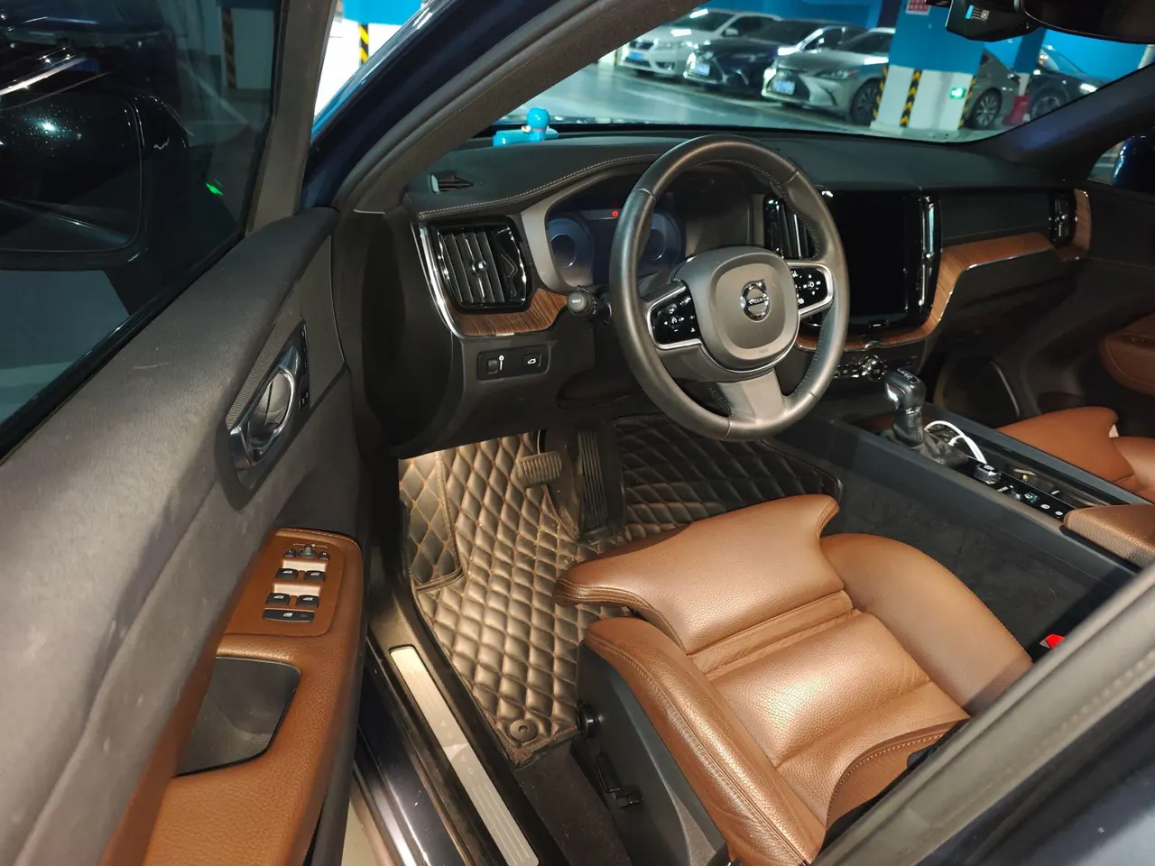 Volvo 2021 XC60 2.0T T5 4-wheel drive Zhiyuan Sports Edition Automatic Gear 5
