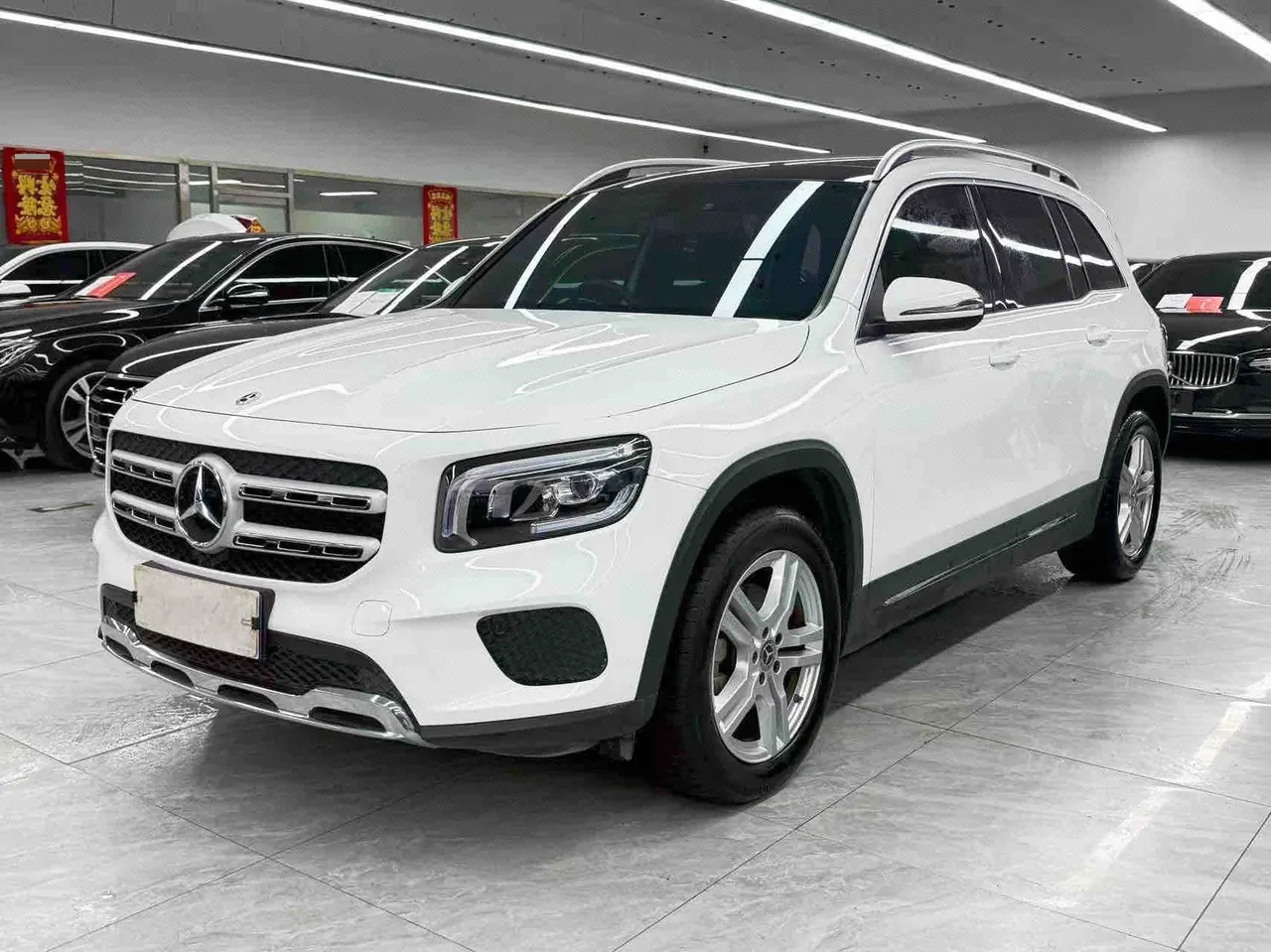 Открыть галерею: Mercedes Benz 2023 GLB 200 1.3T Dynamic Automatic
