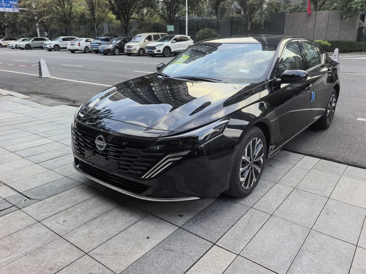 Открыть галерею: Nissan 2026 Teana 2.0 Stepless Hongmeng Cockpit Comfort Edition Automatic Gear