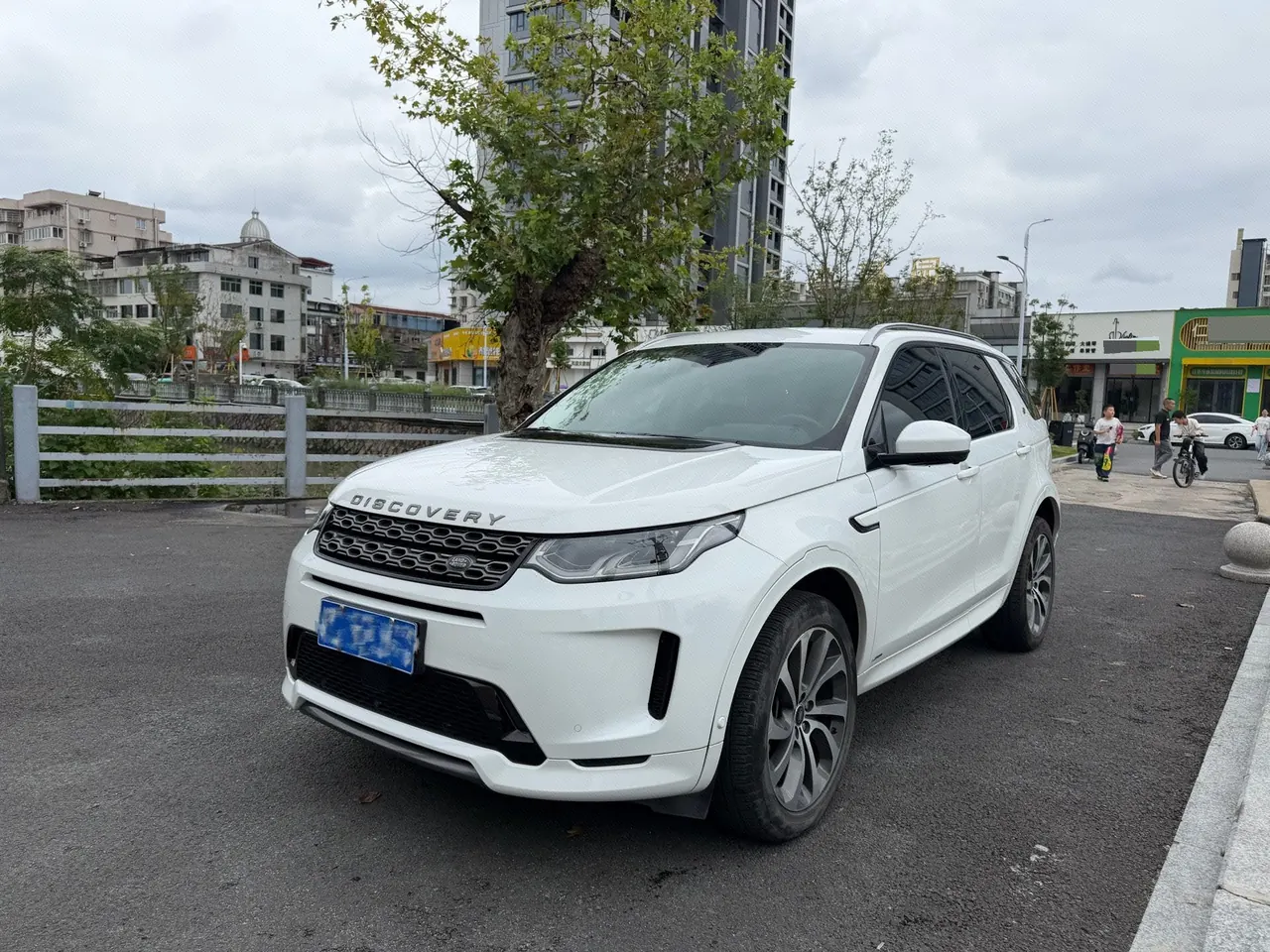 Открыть галерею: Land Rover 2020 Discovery Sports Edition 48V 2.0T 249PS R-Dynamic S Performance Edition Automatic Gear