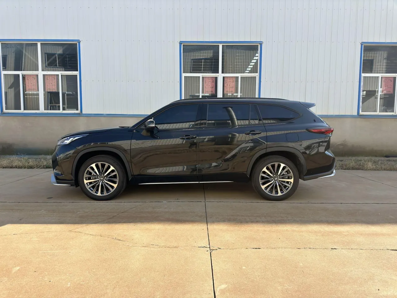 Toyota 2026 Crown Land Release HEV 2.5 Stepless Two-Drive Deluxe Automatic Gear 3