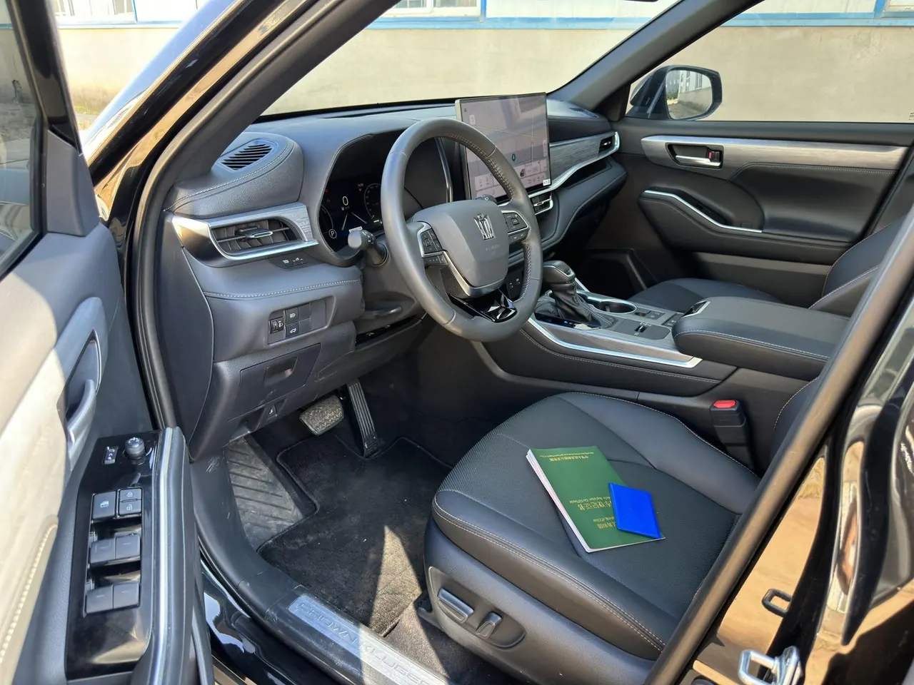 Toyota 2026 Crown Land Release HEV 2.5 Stepless Two-Drive Deluxe Automatic Gear 8