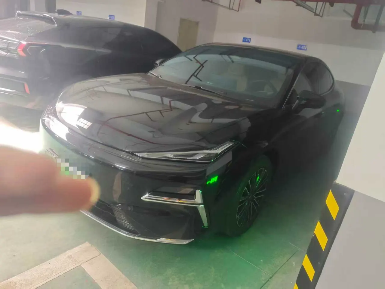 Geely Galaxy 2025 Xingyao 8 EM-i 1.5 130km Premium Edition Automatic Gear - View 1