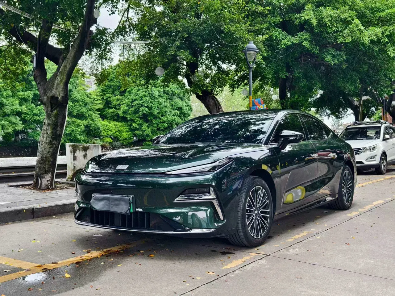 Geely Galaxy 2025 Xingyao 8 EM-i 1.5 130km Premium Edition Automatic Gear - View 1